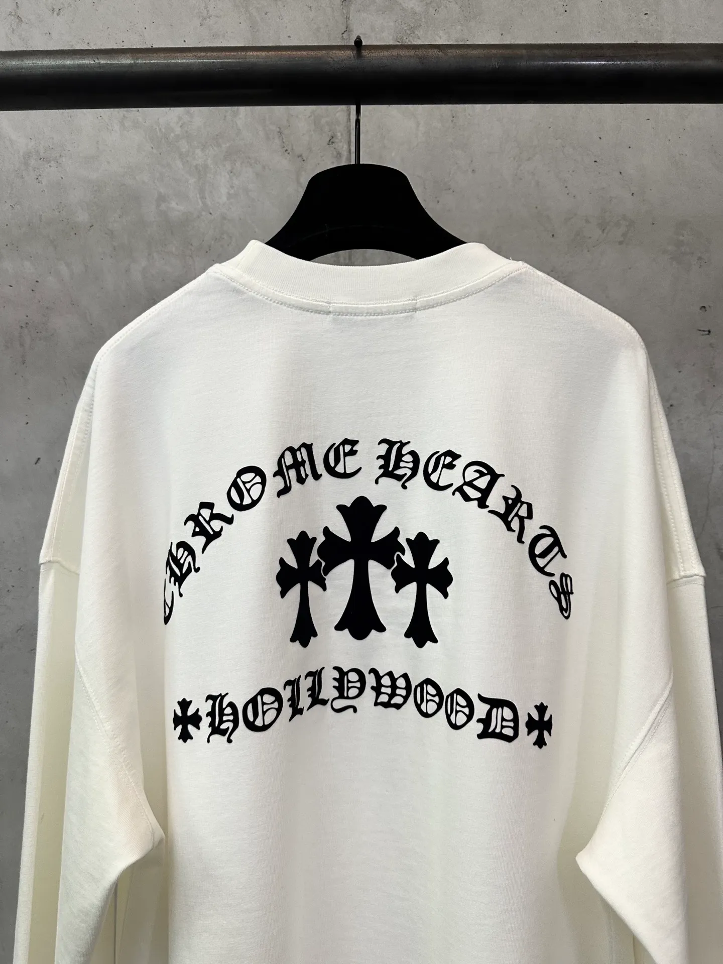 P300 Chrome Hearts 25ss flocked logo letter round neck long-sleeved T-shirt. Fabric is high-definition, super heavyweight cotton, double yarn compact Xinjiang cotton. Weight: 320 grams. Clean cloth surface. Clear cloth texture. Tight feel. Stiff. High color fastness. No deformation. No discoloration. Customized hardware. Thread. Accessories. Alignment. Same style for men and women. -Color: Black White -Size: XS S M L